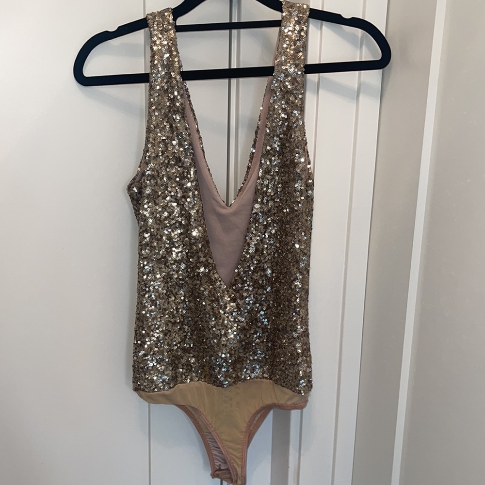 bebe Gold Sequin V-Neck Bodysuit Top - Picture 4 of 8